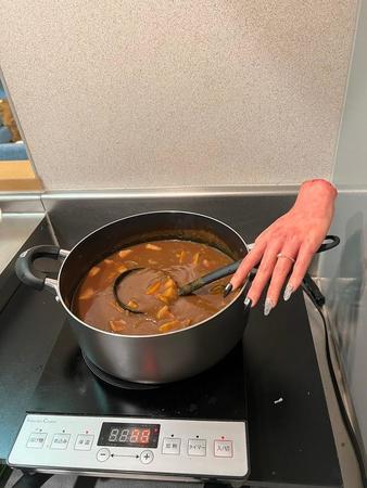 「彼女がカレー作ってくれてた」衝撃のホラー写真（ピエロ大好き人間さんXより）