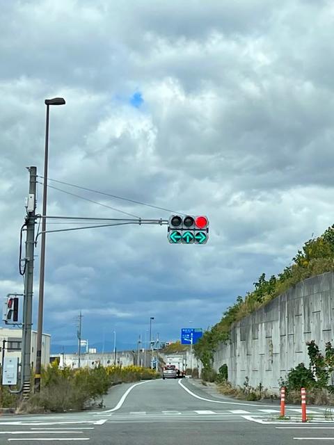 全方向進めるのに赤信号なのはなぜ？矢印式信号機の不可解な表示が話題