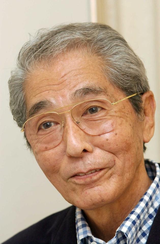 穏やかな表情でデイリースポーツのインタビューに応じる犬塚弘さん（２００４年撮影）