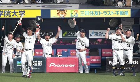 　日本シリーズ第6戦、紅林が２ランを放ち、拳を突き上げる中嶋監督（中央右）と喜ぶオリックスナイン＝4日撮影