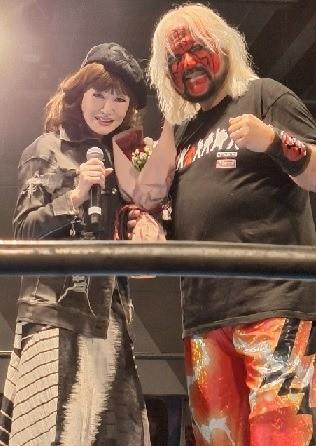 怪獣プロレスのリングに登場した山本リンダ（左）とデビュー３０周年の雷神矢口＝東京ドームシティ　プリズムホール