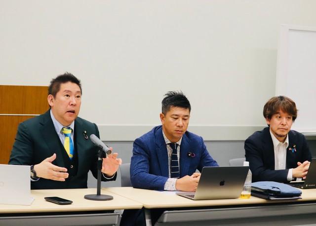 NHKから国民を守る党の総会に出席した（左から）立花孝志氏、斉藤健一郎参院議員、浜田聡参院議員＝国会内