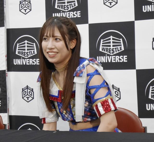 赤井沙希への感謝を口にする荒井優希＝両国