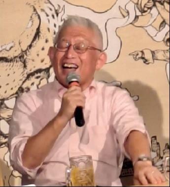 トークイベントで笑顔を見せる前明石市長の泉房穂氏＝東京・新宿のロフトプラスワン