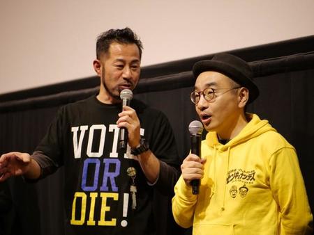 「NO選挙,NO LIFE」イベントで言葉を交わす畠山理仁氏（左）、プチ鹿島＝都内