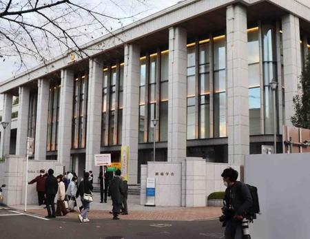 東京・信濃町の創価学会総本部には多くの学会員が詰めかけた