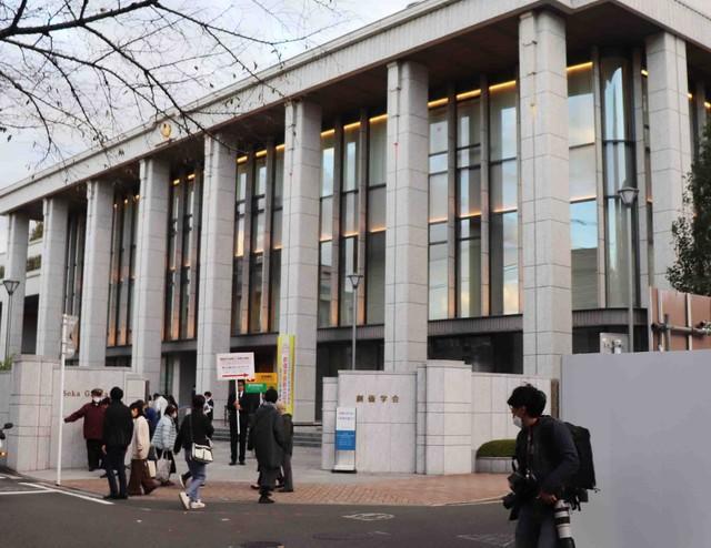 東京・信濃町の創価学会総本部には多くの学会員が詰めかけた