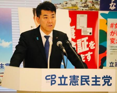 国会内で定例会見に臨む立憲民主党の泉健太代表