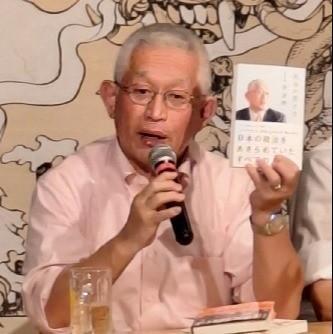 著書「社会の変え方 日本の政治をあきらめていたすべての人へ」（ライツ社）を手に思いを語った前明石市長の泉房穂氏＝東京・新宿のロフトプラスワン