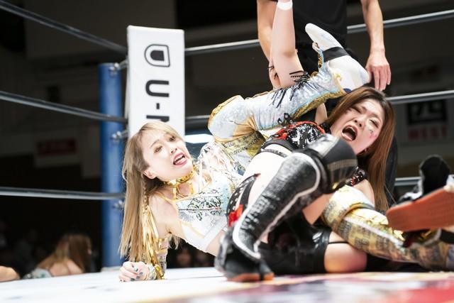 鈴季すずを攻める上谷沙弥＝スターダム23年11・28後楽園大会 ⓒSTARDOM