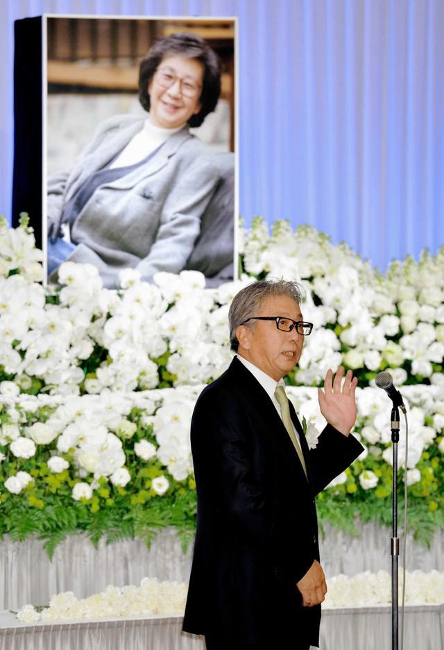 ２０１５年1月２８日、山口洋子さんお別れの会で弔辞を捧げた伊集院静さん＝都内