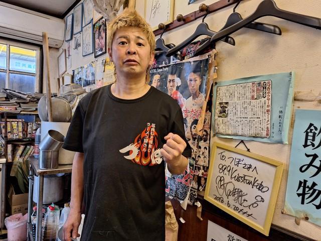 水頭症と向き合いながら店の営業を続ける元プロボクサーの坪井将誉さん＝神戸市兵庫区の「気合いのラーメン　つぼ」