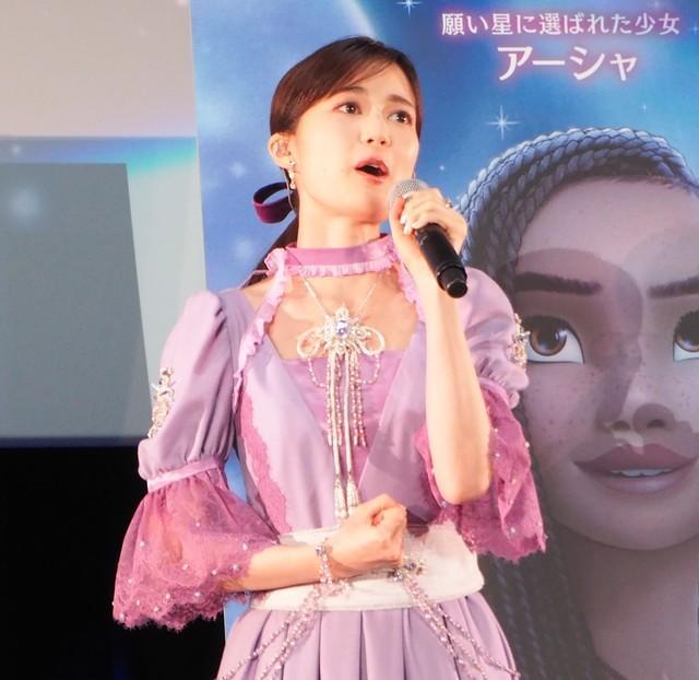 映画「ウィッシュ」の大阪プレミア試写会に登場した生田絵梨花