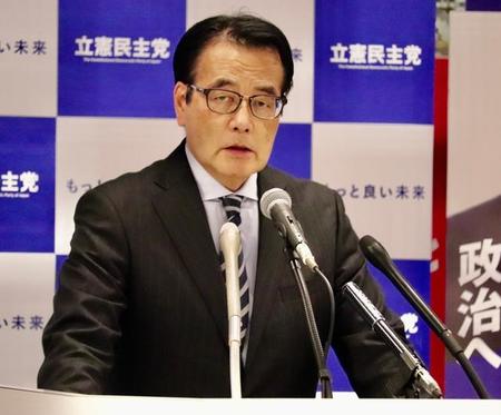 国会内で定例会見に臨む立憲民主党の岡田克也幹事長