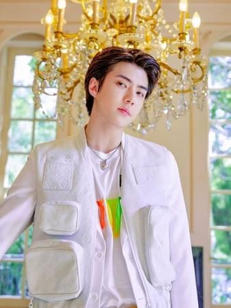 入隊することを突然発表したEXOのセフン（出典：EXO SNS）