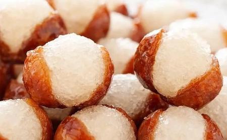 ロングセラー商品の鴬ボール（提供・植垣米菓株式会社）