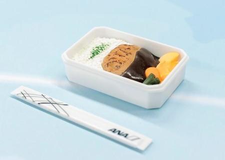 ANA機内食がカプセルトイに！「ANA 国際線エコノミークラス機内食 フィギュアコレクション1」が登場（画像はビーフハンバーグステーキ）©TAMA-KYU