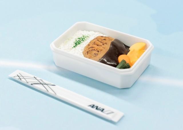 ANA機内食がカプセルトイに！「ANA 国際線エコノミークラス機内食 フィギュアコレクション1」が登場（画像はビーフハンバーグステーキ）©TAMA-KYU
