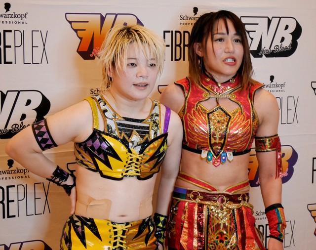 試合を終えコメントを出す八神蘭奈（左）と朱里＝23年12・25品川大会