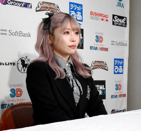 会見する中野たむ