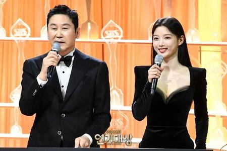 「SBS演技大賞」の司会はシン・ドンヨプ（左）とキム・ユジョンが務めた（出典：SBS DRAMA SNS）