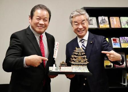 江戸城天守閣再建へタッグを組んだ藤波辰爾（左）と松沢成文参院議員