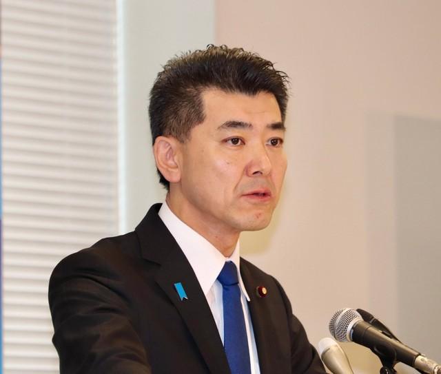 国会内で定例会見に臨む立憲民主党の泉健太代表