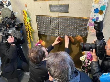 阪神・淡路大震災の犠牲者らの名前が刻まれた神戸・東遊園地の「慰霊と復興のモニュメント」（提供・ＨＡＮＤＳ）