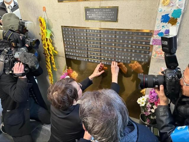 阪神・淡路大震災の犠牲者らの名前が刻まれた神戸・東遊園地の「慰霊と復興のモニュメント」（提供・ＨＡＮＤＳ）