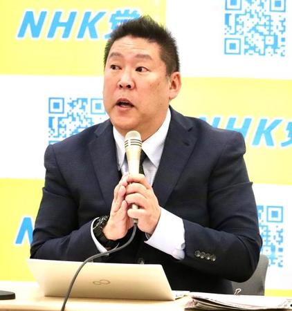 国会内で政治団体・NHKから国民を守る党の定例会見に臨む立花孝志氏