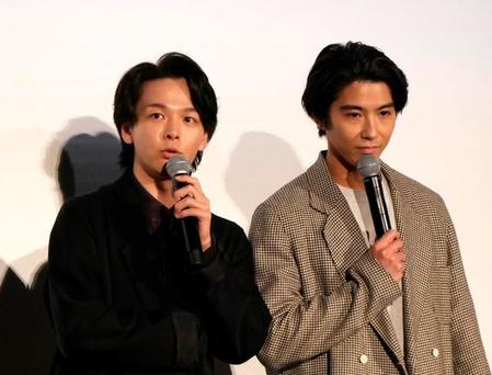 「劇場版 SPY×FAMILY CODE: White」舞台挨拶に登壇した（左から）中村倫也、賀来賢人＝都内