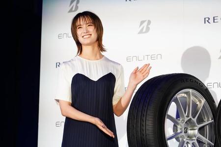 新商品のタイヤと笑顔で並ぶトラウデン直美＝東京・赤坂プリンスクラシックハウス（撮影・高石航平）