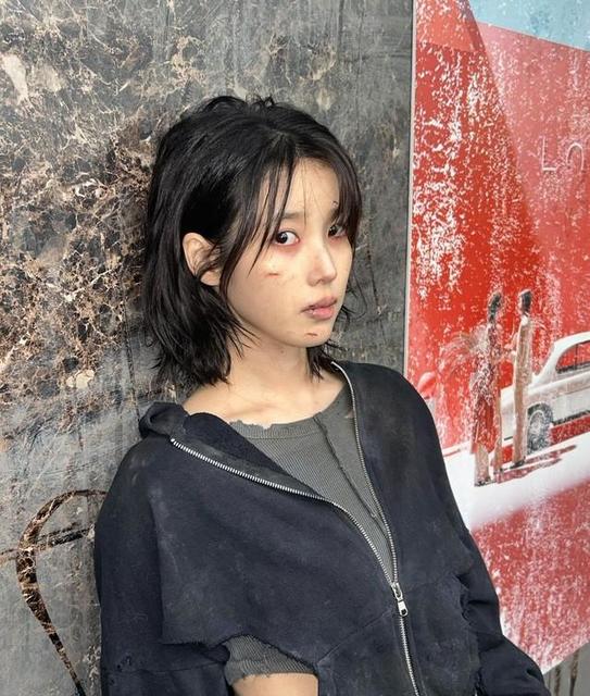 IU新曲MVで「障がい者卑下」論争、韓国・障がい者差別撤廃連帯「批判