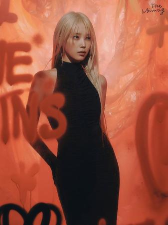 バックコーラスを務めたアーティストの結婚式に出席したことをファンに報告したIU（出典：IU SNS）