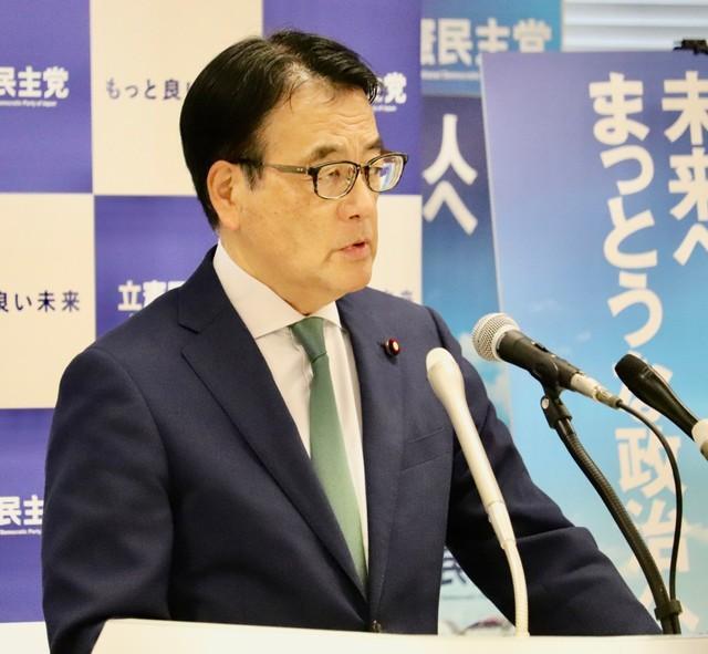 国会内で定例会見に臨む立憲民主党の岡田克也幹事長