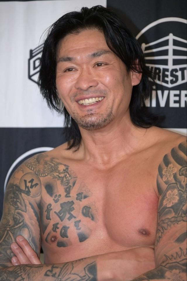 戦いを終えてバックステージで穏やかな笑みを浮かべる坂口征夫＝DDT24年2・7新宿FACE大会©DDTプロレスリング