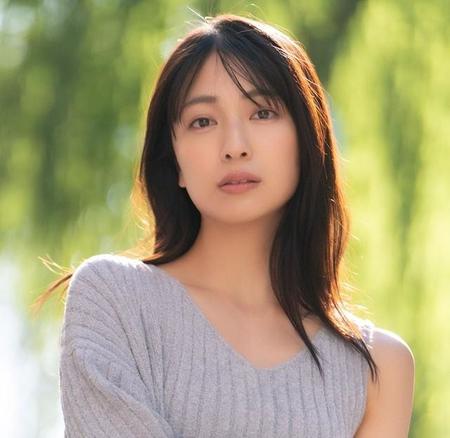 「小島梨里杏カレンダー　2024.4-2025.3」より©KADOKAWA／写真・佐藤佑一