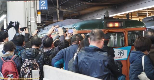 「鷲羽」を一目見ようとホームにあふれんばかりの鉄道ファン