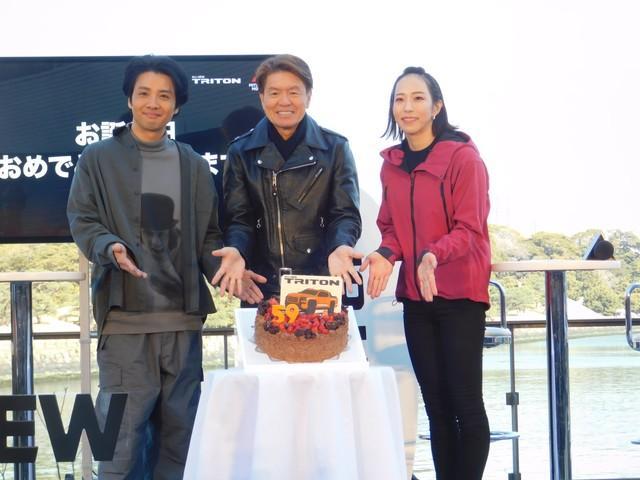 バースデーケーキに喜ぶヒロミ（中）と野口啓代（右）、内野洋平（左）＝東京・ウォーターズ竹芝