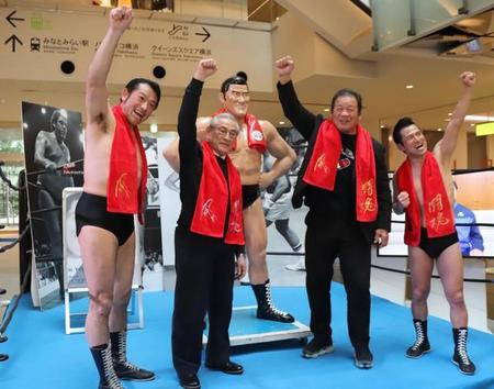 猪木さんの等身大人形とともにポーズをとる（左から）アントキの猪木、猪木啓介氏、藤波辰爾、アントニオ小猪木＝横浜市