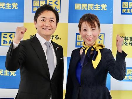 国民民主党の玉木雄一郎代表（左）とポーズをとる奥本有里氏＝国会内