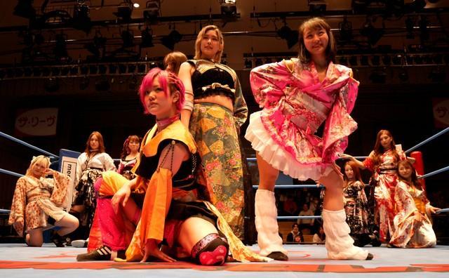 ゴング前にダンスを披露したなる（手前）、皇希（右隣）ら＝全日本24年2・20後楽園ホール大会