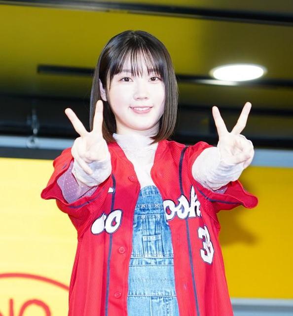 STU甲斐心愛、大胆姿を広島・菊池&新井監督に見せちゃいます