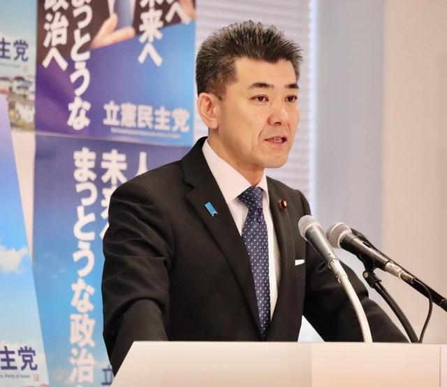 国会内で定例会見に臨んだ立憲民主党の泉健太代表