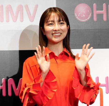 都内で新作カレンダー発売イベントを行った小島梨里杏