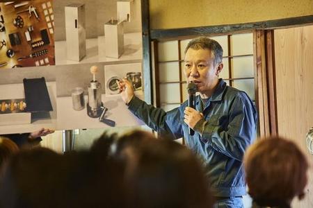 「ファクトリーアートフェスタ in 東大阪～石切ヴィレッジでアートとJAZZを楽しもう～」に参加したモンスターエンジン・西森洋一（提供・吉本興業）