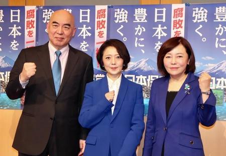都内で会見した日本保守党の（左から）百田尚樹代表、飯山陽氏、有本香事務総長