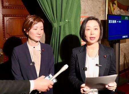 厳重注意を受けた後、記者団の取材に応じたれいわ新選組共同代表の大石晃子（左）、櫛渕万里両衆院議員