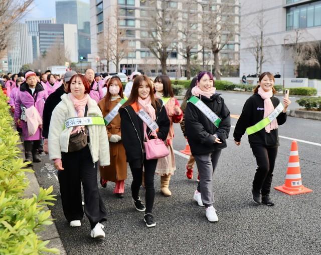 国会前を行進する（左から）佐々木咲和、最上一花、ちゃんよた、吉川はすみん