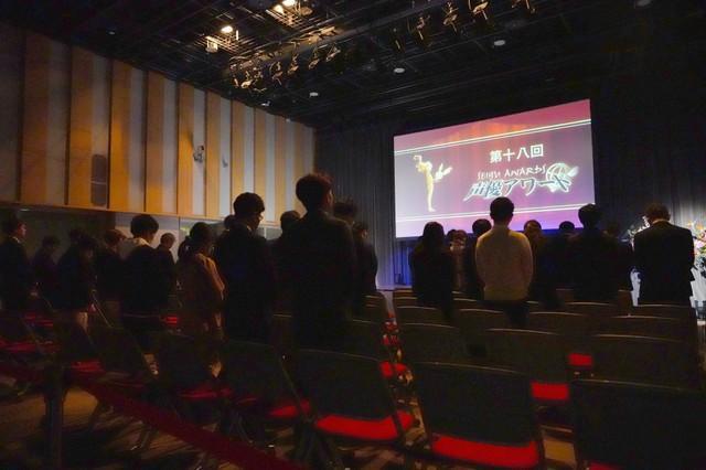 声優アワード授賞式開始を前に、黙とうする関係者＝都内（撮影・高石航平）